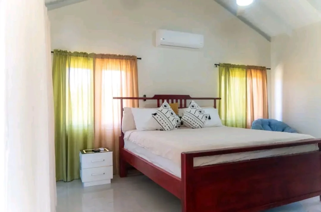 Queen-Bedroom-1.webp